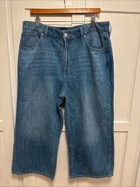 Chico's high rise wide leg crop Blue Denim Jeans.
